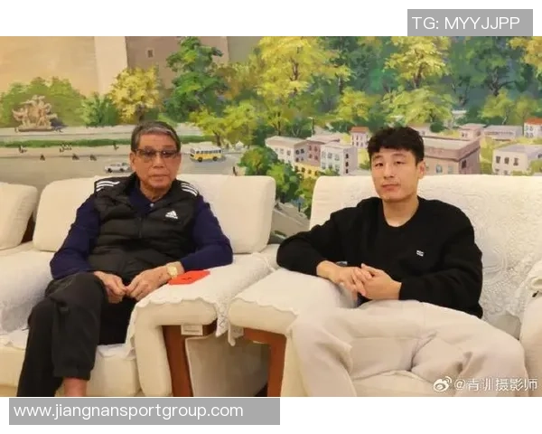 崇明五虎齐聚一堂武磊等人拜访徐根宝共话足球梦想