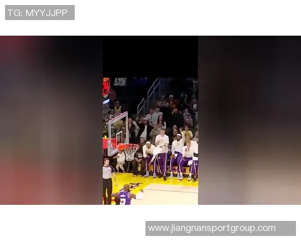 里夫斯赛后第一时间告知詹姆斯我曾为他们父子送出空接精彩瞬间