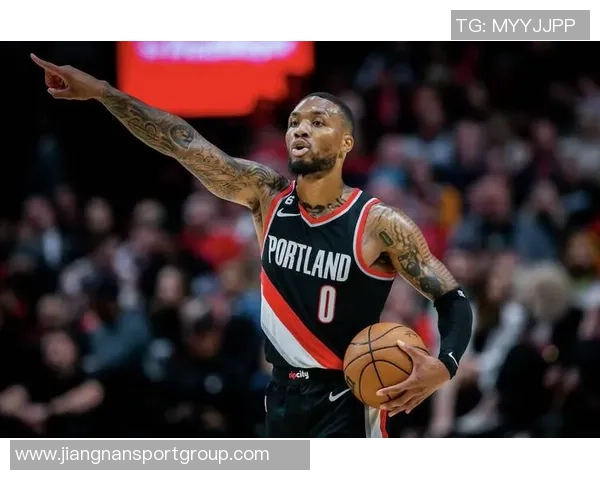 开拓者官方发布庆祝海报利拉德与杨瀚森携手替补席欢庆胜利