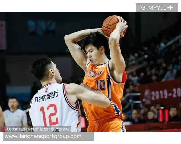 科塔全力以赴创生涯新高20个篮板8投3中斩获6分展现拼搏精神